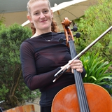 Martina Brotbeck als vielseitige und versierte Cellistin, die sich in vielen Stilen zu Hause fühlt
Martina Brotbeck is a versatile and well versed cellist who feels at home in many styles