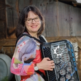 Akkordeonsolistin Sabine Bachmann-Frey beim Konzert im Huus 74 in Menziken
Accordion soloist Sabine Bachmann-Frey in concert in Huus 74 in Menziken