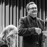 Wenzel Grund kommentiert die Kompositionen des Trios und erz&auml;hlt Wissenswertes &uuml;ber die Instrumente
Wenzel Grund comments on the trio?s compositions and tells interesting facts about the instruments